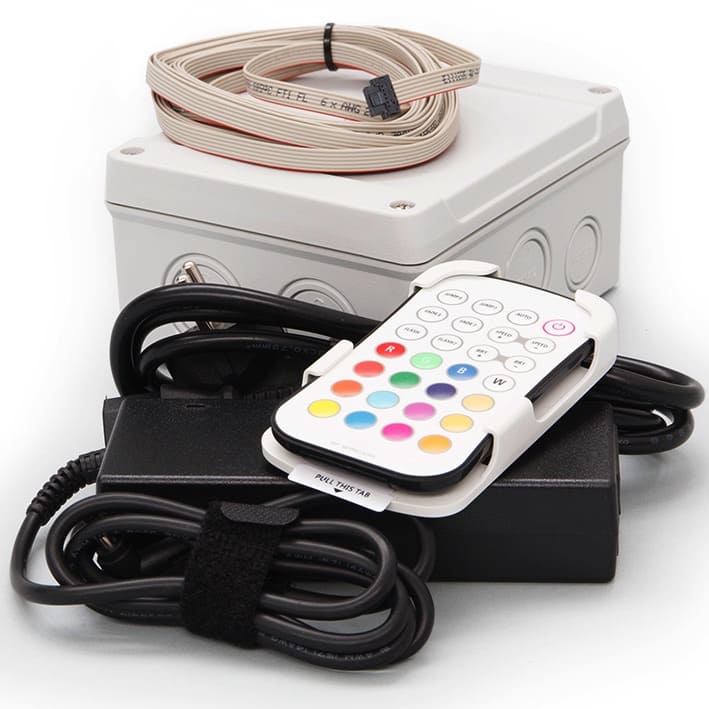 Autarkes Steuergerät für LED RGB-Streifen und Emolux 3S / 3S+ Farblichtgeräte. Mit kompakter Fernbedienung – ermöglicht schnelle und einfache Bedienung aus bis zu 20 m Entfernung. Direkte Auswahl Einzelfarben, Farbwechsel, Sondereffekte. Lieferumfang: 230 V Netzteil mit Netzschnur (Schuko Stecker), Steuereinheit mit vormontiertem 5 m Kabel, Fernbedienung mit Wandhalterung (inkl. Batterie).