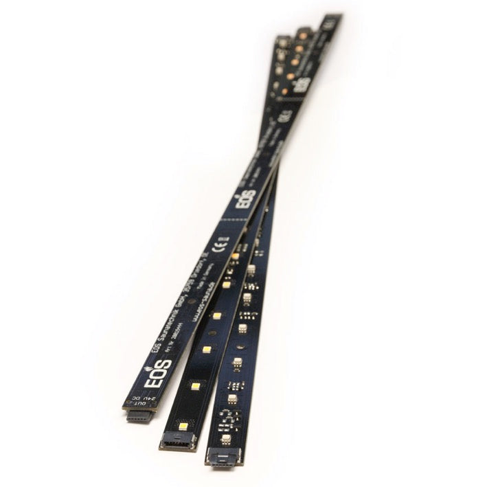 LED RGB-  Streifen mit 6-poligen Steckverbinder an beiden Enden.  Neue, innovative LED Lichtstreifen mit 6-Pin Stecker beidseitig, dadurch ist eine einfache Verlängerung möglich. Dank Befestigungslöcher sehr einfach an jeder Oberfläche zu montieren.  Sehr kräftige, leuchtstarke Farbwiedergabe. Drei Primärfarben, Mischfarben. Für Sauna mit Feuchtebetrieb nicht geeignet (siehe LED Lichtstreifen für Dampfbad)      Spannung 24 V DC, Nennleistung 3,6 - 4 W.      Größe LBH 495 x 15 x 5 mm.